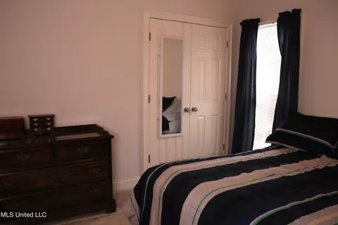 Bedroom - 112 W Pinebrook Dr, Brandon, MS 39047 photo 4 of 4