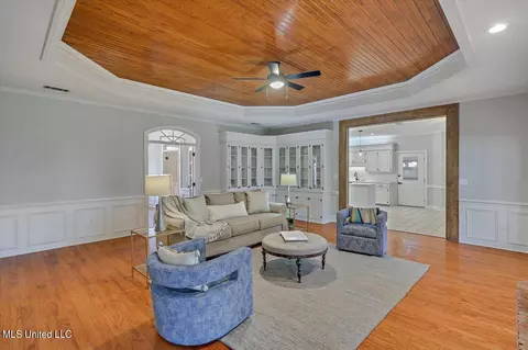 Living - 111 Ashley Cv, Brandon, MS 39047 photo 2 of 5