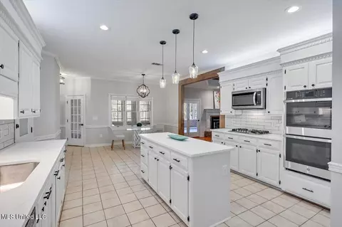 Kitchen - 111 Ashley Cv, Brandon, MS 39047 photo 3 of 6