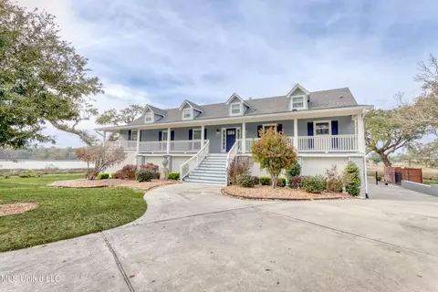 3005 Magnolia Ln, Ocean Springs, MS 39564
