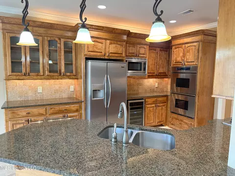 Kitchen - 140 Grandeur Dr, Brandon, MS 39042 photo 2 of 3