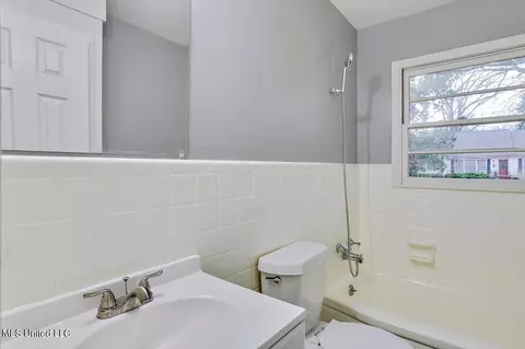 Bath - 390 Northside Cir, Jackson, MS 39206 photo 2 of 4