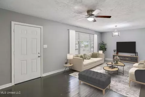Living - 390 Northside Cir, Jackson, MS 39206 photo 1 of 2