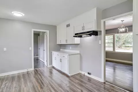 Kitchen - 390 Northside Cir, Jackson, MS 39206 photo 2 of 2