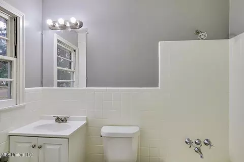 Bath - 390 Northside Cir, Jackson, MS 39206 photo 1 of 4