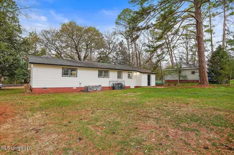 Exterior - 390 Northside Cir, Jackson, MS 39206 photo 3 of 4