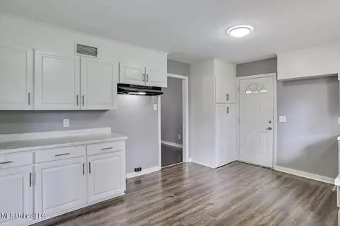 Entry Way - 390 Northside Cir, Jackson, MS 39206 photo 1 of 2