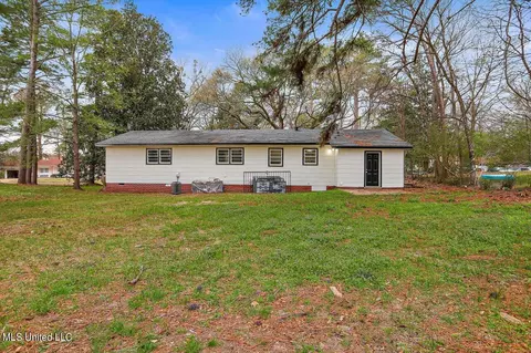Exterior - 390 Northside Cir, Jackson, MS 39206 photo 2 of 4