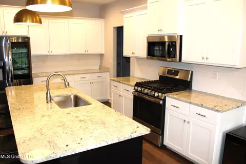 Kitchen - 702 Dudley Dr, Hernando, MS 38632 photo 5 of 5