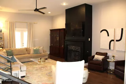 Living - 702 Dudley Dr, Hernando, MS 38632 photo 1 of 8