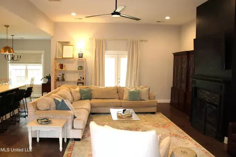 Living - 702 Dudley Dr, Hernando, MS 38632 photo 2 of 8