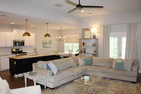 Living - 702 Dudley Dr, Hernando, MS 38632 photo 3 of 8