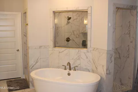 Bath - 702 Dudley Dr, Hernando, MS 38632 photo 2 of 8