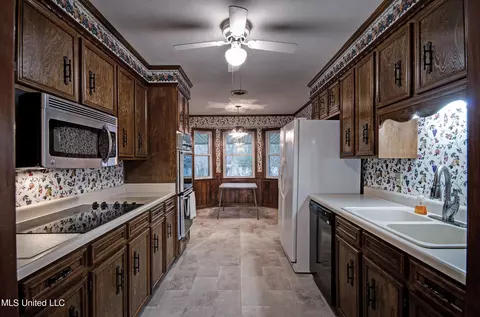 Kitchen - 124 Long Meadow Rd, Brandon, MS 39042 photo 1 of 2