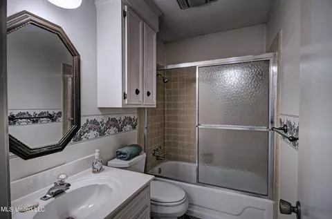 Bath - 124 Long Meadow Rd, Brandon, MS 39042 photo 1 of 3