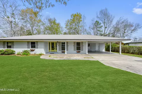 507 Highland Dr, Bay Saint Louis, MS 39520