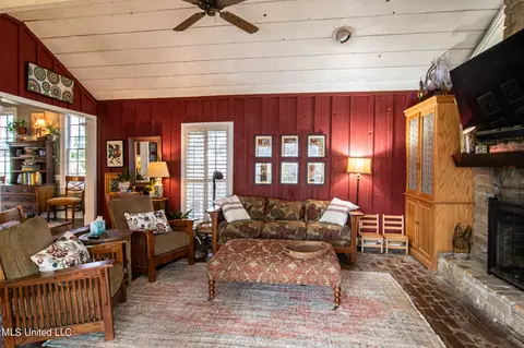Living - 814 Fairview St, Jackson, MS 39202 photo 4 of 7