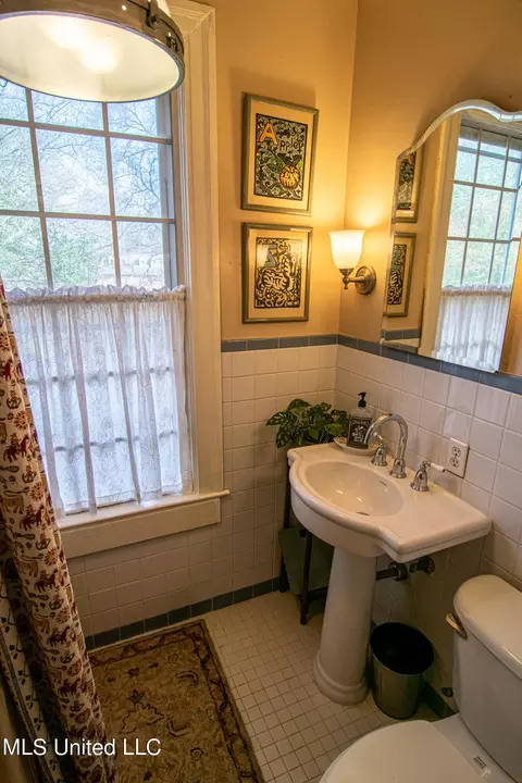 Bath - 814 Fairview St, Jackson, MS 39202 photo 4 of 7