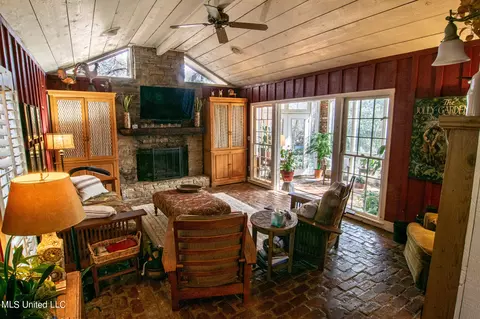 Living - 814 Fairview St, Jackson, MS 39202 photo 2 of 7