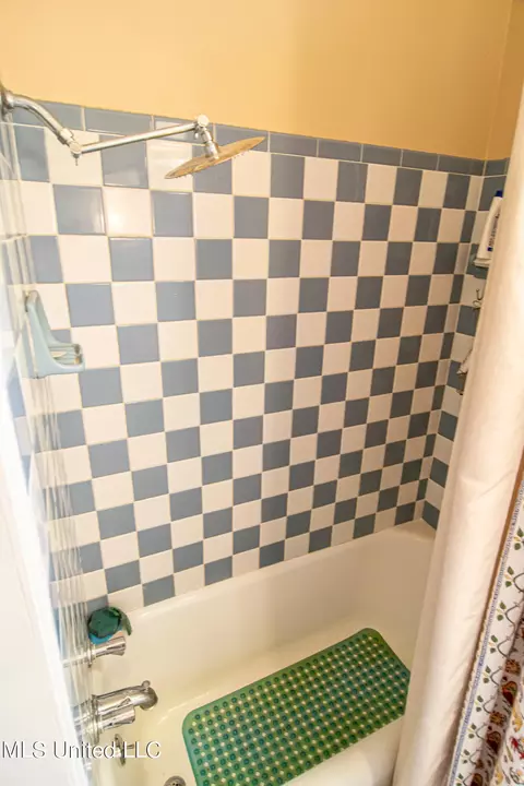 Bath - 814 Fairview St, Jackson, MS 39202 photo 3 of 7