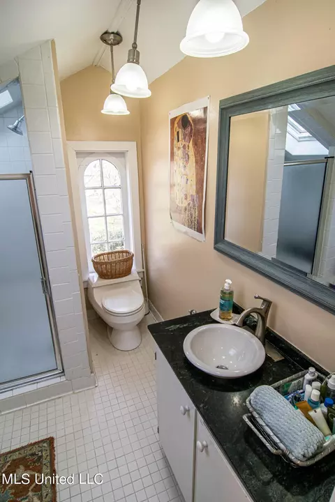 Bath - 814 Fairview St, Jackson, MS 39202 photo 5 of 7