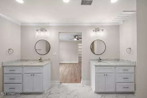 Bath - 5460 Briarfield Rd, Jackson, MS 39211 photo 3 of 6