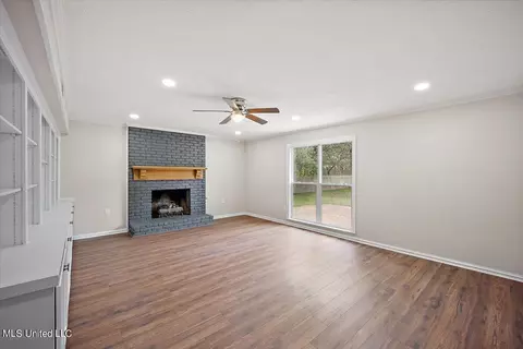 Living - 5460 Briarfield Rd, Jackson, MS 39211 photo 2 of 3