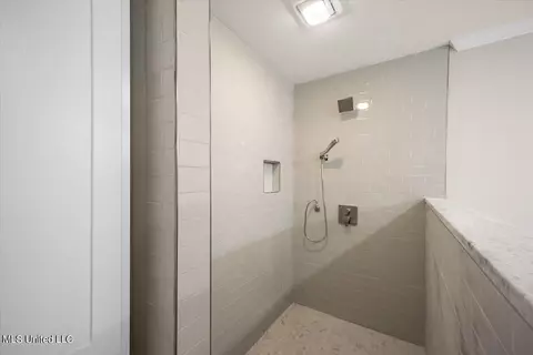 Bath - 5460 Briarfield Rd, Jackson, MS 39211 photo 2 of 6