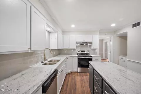 Kitchen - 5460 Briarfield Rd, Jackson, MS 39211 photo 3 of 3