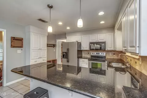 Kitchen - 102 Ditto Cir, Brandon, MS 39042 photo 4 of 6