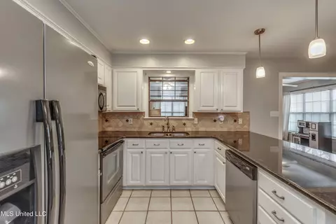 Kitchen - 102 Ditto Cir, Brandon, MS 39042 photo 3 of 6