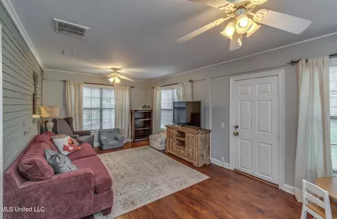 Living - 102 Ditto Cir, Brandon, MS 39042 photo 6 of 9