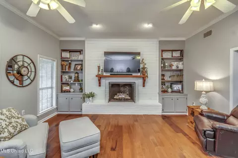 Living - 102 Ditto Cir, Brandon, MS 39042 photo 2 of 9