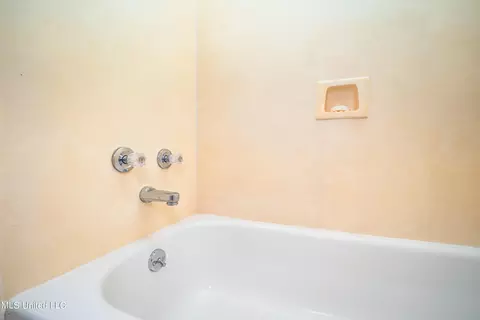 Bath - 5315 Suffolk Dr, Jackson, MS 39211 photo 2 of 4