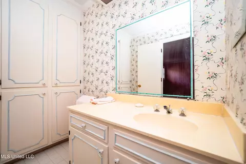 Bath - 5315 Suffolk Dr, Jackson, MS 39211 photo 1 of 4