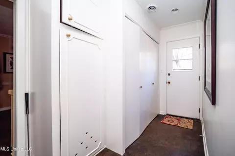 Entry Way - 5315 Suffolk Dr, Jackson, MS 39211 photo 2 of 2
