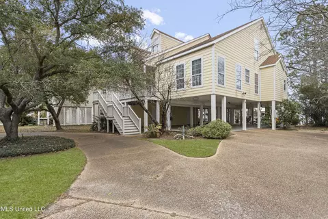 119 Birch Dr, Pass Christian, MS 39571