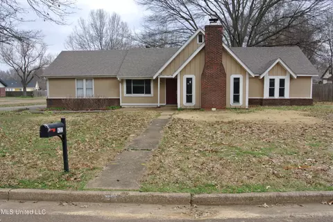 422 Woodsmoke Dr, Southaven, MS 38671