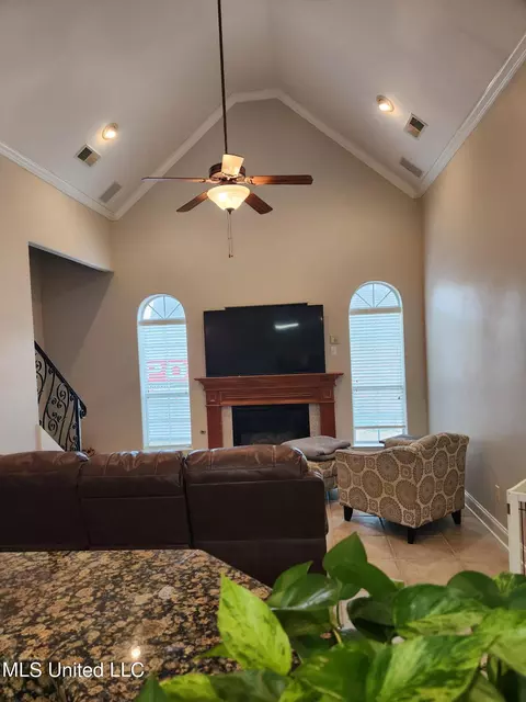 Living - 1750 Ready Dr, Hernando, MS 38632 photo 2 of 6
