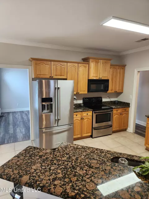 Kitchen - 1750 Ready Dr, Hernando, MS 38632 photo 2 of 14