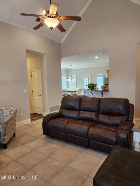 Living - 1750 Ready Dr, Hernando, MS 38632 photo 5 of 6