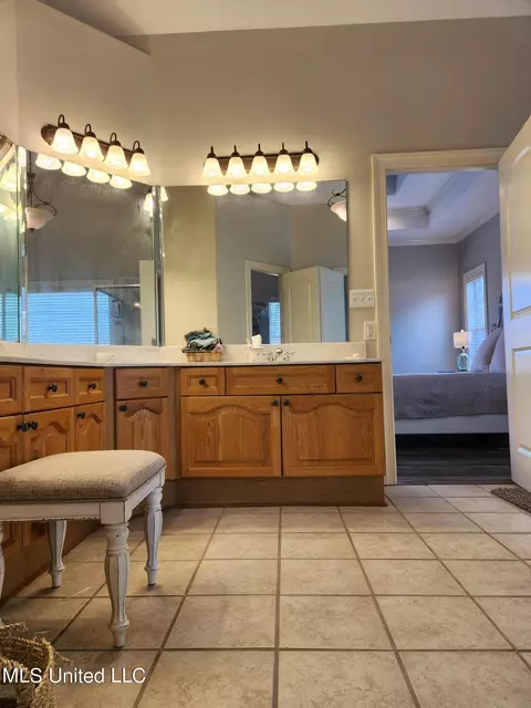 Bath - 1750 Ready Dr, Hernando, MS 38632 photo 2 of 13