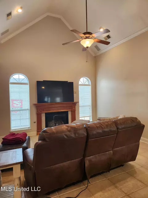 Living - 1750 Ready Dr, Hernando, MS 38632 photo 3 of 6