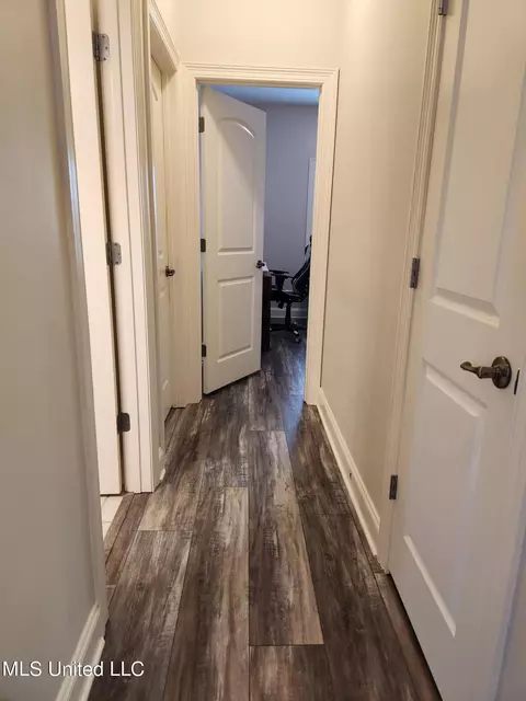 Entry Way - 1750 Ready Dr, Hernando, MS 38632 photo 8 of 10