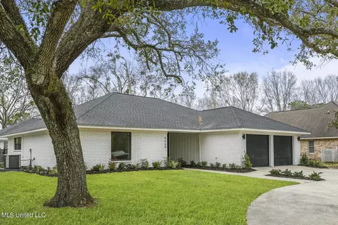 5569 E Diamondhead Dr, Diamondhead, MS 39525