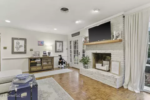 Living - 4504 E Cheryl Dr, Jackson, MS 39211 photo 2 of 3