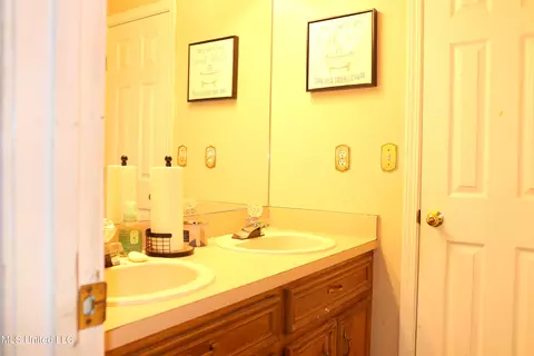 Bath - 6313 Cedarwood Dr, Jackson, MS 39213 photo 2 of 3