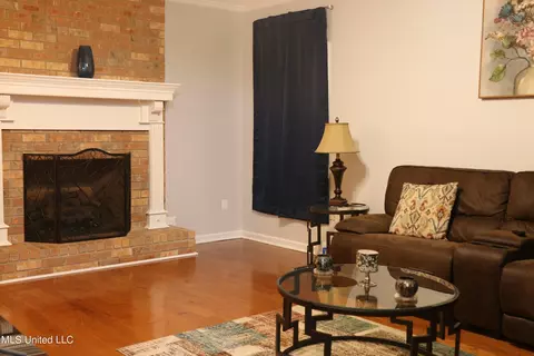 Living - 6313 Cedarwood Dr, Jackson, MS 39213 photo 3 of 4