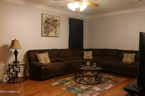 Living - 6313 Cedarwood Dr, Jackson, MS 39213 photo 2 of 4
