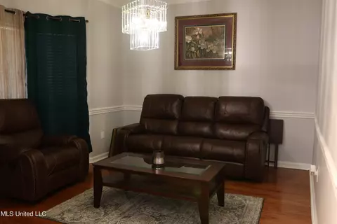Living - 6313 Cedarwood Dr, Jackson, MS 39213 photo 1 of 4